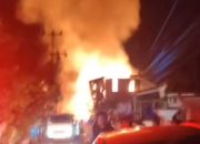 Rumah Kayu Terbakar di Samarinda, Pasutri Lansia Nyaris Terpanggang