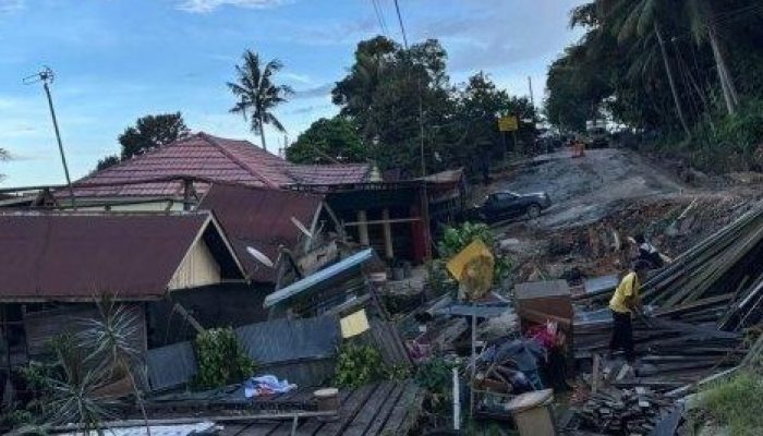 Longsor di KM 28, Warga Kena Imbas & Jalan Nasional Ambles!