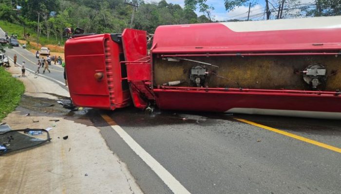 Truk Tangki Pertamina Terguling, Jalan Bontang-Samarinda Macet Total!