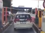 Video Viral! Mobil Terobos Tol di Depok Jadi Sorotan